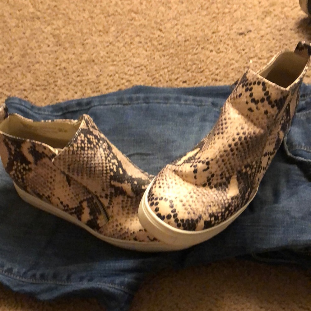 Snake skin hightops…
